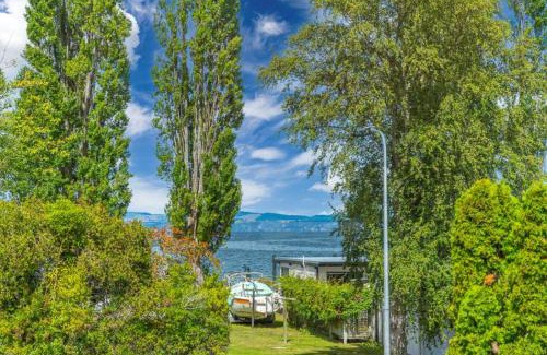 Kinloch Casa | The Kinloch Lake House - 72 steps to the Lake!
