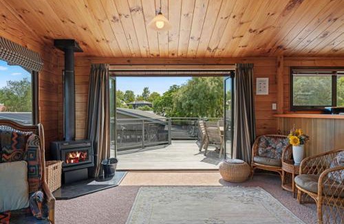 Kinloch Casa | The Kinloch Lake House - 72 steps to the Lake!