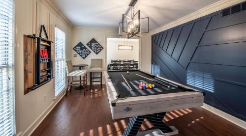 Ellendale Casa | The Kirby House: King Bed, Hot Tub, Game Rooms, Gym