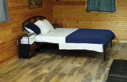 Mammoth Spring Cabina | The knotty pine cabin, Tiny House
