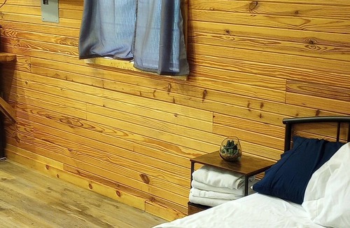 Mammoth Spring Cabina | The knotty pine cabin, Tiny House