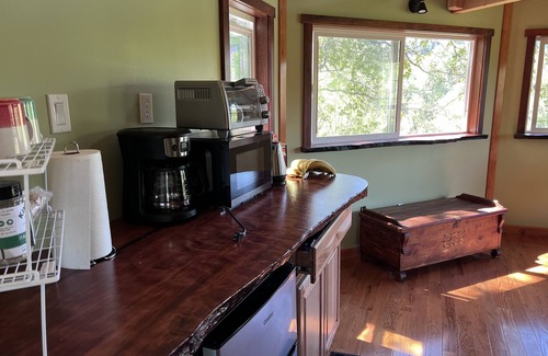 Cave Junction Cabina | The Kush Kabin! Deluxe treehouse on legal cannabis farm.