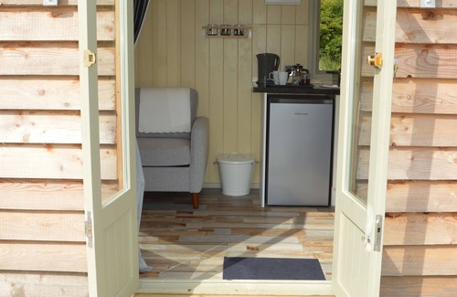 Pickering Cabina | The Lair No Hot Tub 1 pet Onsite Fishing