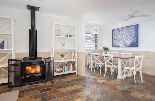 Tuggerawong Casa | The Lake Haus - Spacious Waterfront Escape with Pool