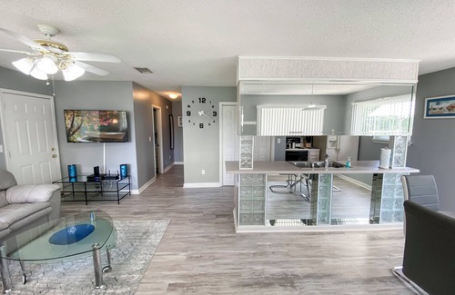 Brent Casa | The Lake House | 2 Bed, 2 Bath