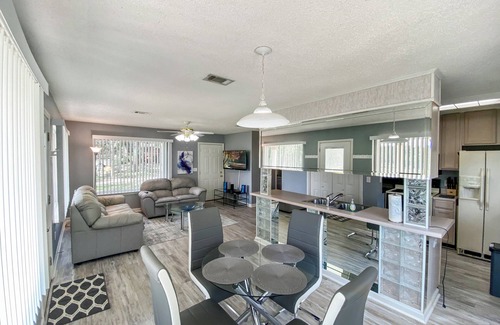 Brent Casa | The Lake House | 2 Bed, 2 Bath