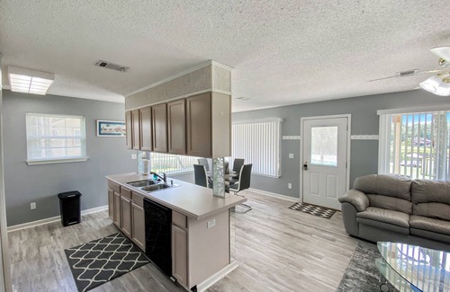 Brent Casa | The Lake House | 2 Bed, 2 Bath