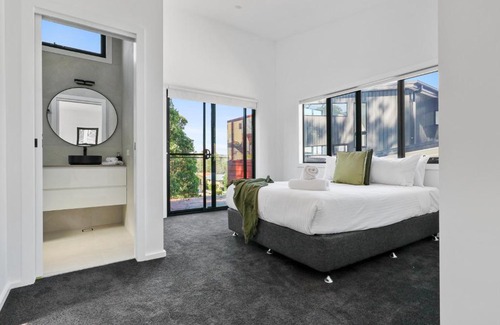 Merimbula Casa | The Lake House & Apartment