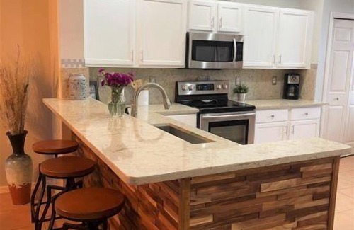 Tropical Cove Condominio | The Lake House at Lexington CC Lake Village