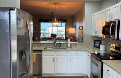 Tropical Cove Condominio | The Lake House at Lexington CC Lake Village
