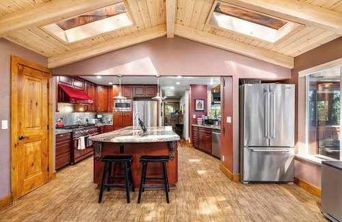 Groveland Cabina | The Lake House at Pine Mountain Lake Family Lake House, Private Dock & Yosemite!
