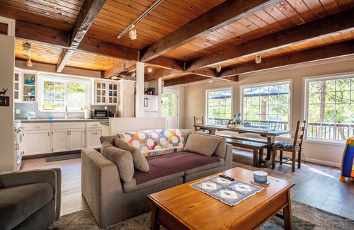 Glencoe Cabina | The Lake House - Beachfront w/ AC & Hot tub available!