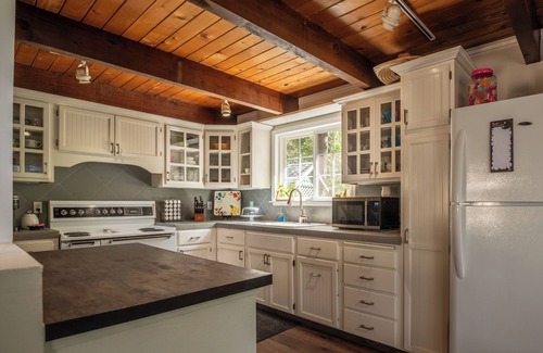 Glencoe Cabina | The Lake House - Beachfront w/ AC & Hot tub available!