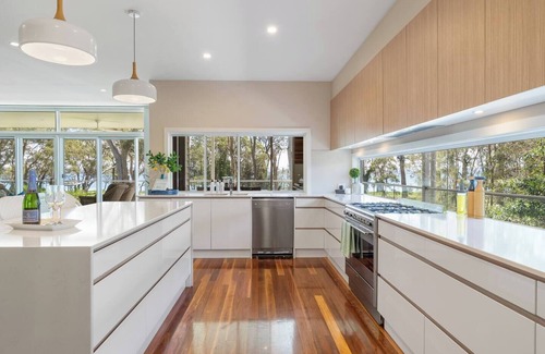 Murrays Beach Casa | The Lake House - Complete Lakefront Oasis at Murrays Beach, Surrounded by Native Bushland & Wildlife