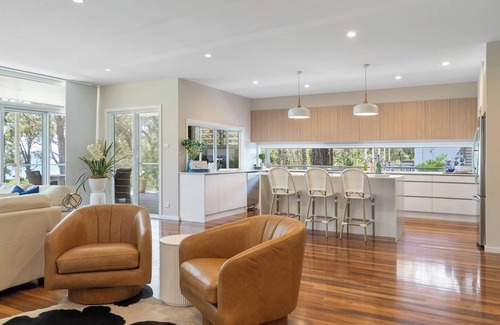 Murrays Beach Casa | The Lake House - Complete Lakefront Oasis at Murrays Beach, Surrounded by Native Bushland & Wildlife