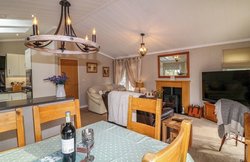 Grantham Cabaña | THE LAKE HOUSE, pet friendly, character holiday cottage in Barkston