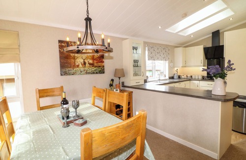 Grantham Cabaña | THE LAKE HOUSE, pet friendly, character holiday cottage in Barkston