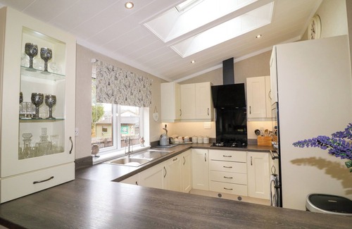 Grantham Cabaña | THE LAKE HOUSE, pet friendly, character holiday cottage in Barkston