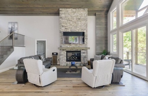 Centre Hastings Casa | The Lake House provides luxury and prestige!