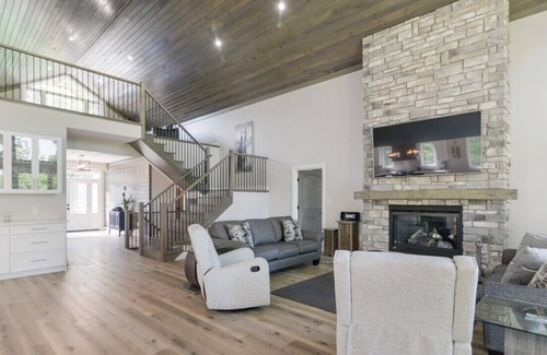 Centre Hastings Casa | The Lake House provides luxury and prestige!