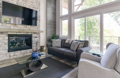 Centre Hastings Casa | The Lake House provides luxury and prestige!