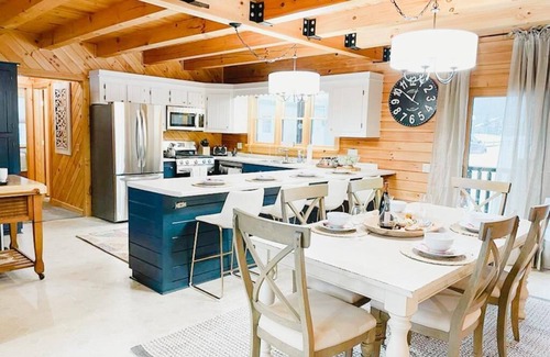 Mayville Cabina | The Lakefront Lodge near CHQ Institution