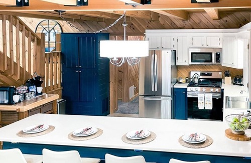 Mayville Cabina | The Lakefront Lodge near CHQ Institution