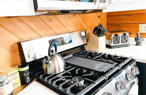 Mayville Cabina | The Lakefront Lodge near CHQ Institution