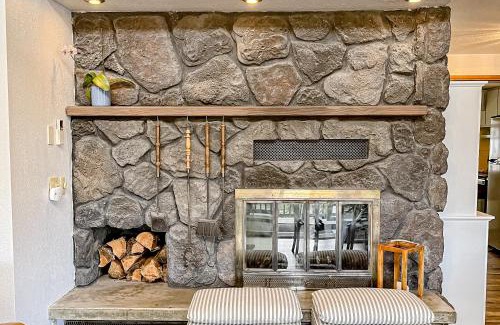 Shelton Casa | The Lakefront Treehouse