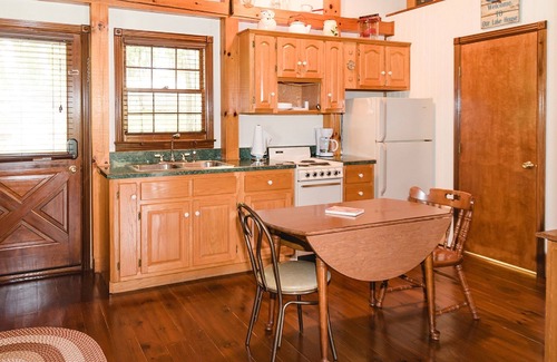 Milltown Cabina | The Lakehouse, bellamente ubicado en el lago