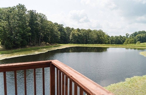 Milltown Cabina | The Lakehouse, bellamente ubicado en el lago