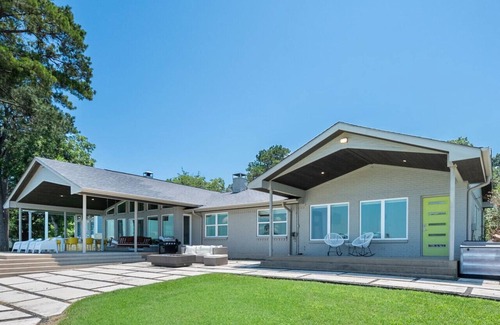 Tool Casa | THE LAKEHOUSE | Lakefront Boat & RV Getaway