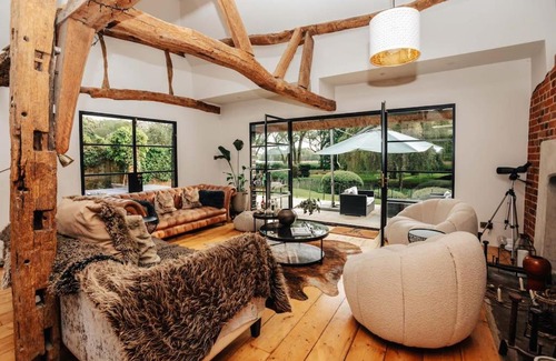 Playhatch Casa | The Lakeside Viewing Gallery