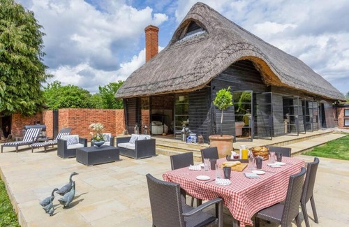 Playhatch Casa | The Lakeside Viewing Gallery