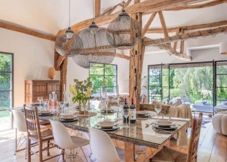Playhatch Casa | The Lakeside Viewing Gallery