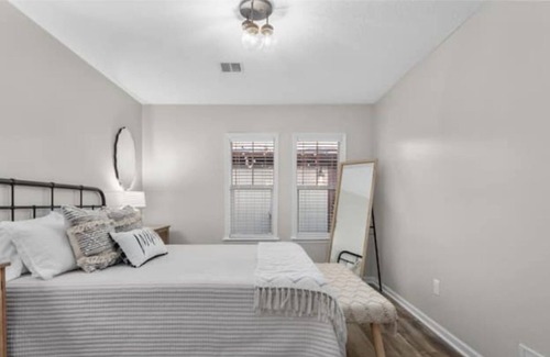 Parkville Casa | The Landing Pad-2 Bedroom 2 Bath w/ garage parking