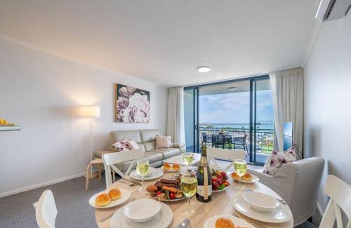 Nelson Bay Apartamento | The Landmark unit 405 Resort style, spectacular water views, lift, linen, pool, games room, port-a-cot and highchair.