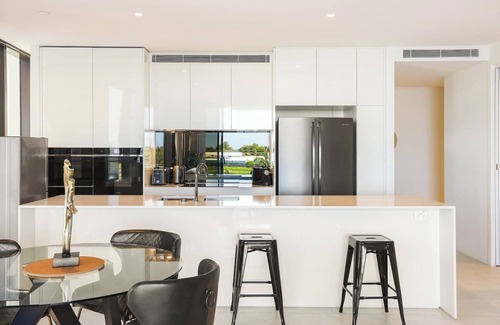 Mermaid Waters Apartamento | The Lanes: A life of Luxury w Lake View, Pool, Gym