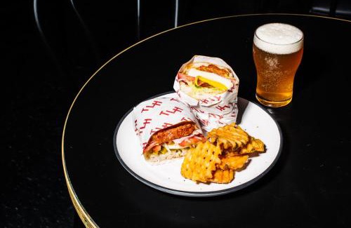 Chippendale Hostal | The Lansdowne Hotel