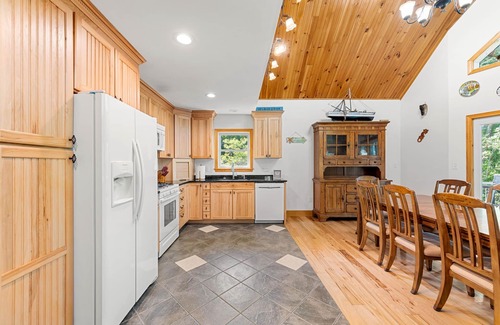 Nottingham Casa | The Largest Waterfront property on Pawtuckaway Lake for family memories!