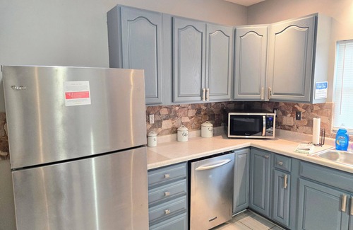 La Salle Casa | The Lasalle Lounger. Full game room! King beds. Walk to downtown.