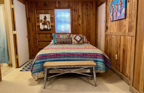 Ferguson Casa | The Last Resort - Recently Refurbished Cute Horse-Themed Cabin, No Frills