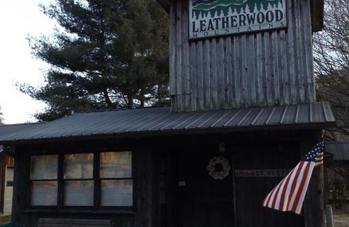 Ferguson Casa | The Last Resort - Recently Refurbished Cute Horse-Themed Cabin, No Frills