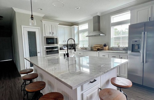 Okeechobee Casa | The Last Stand Farmhouse! Beautiful kitchen, TV room, AC, WiFi in Okeechobee