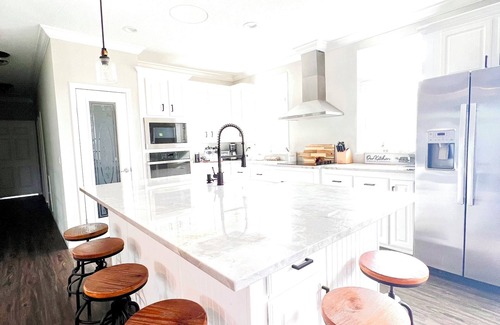 Okeechobee Casa | The Last Stand Farmhouse! Beautiful kitchen, TV room, AC, WiFi in Okeechobee
