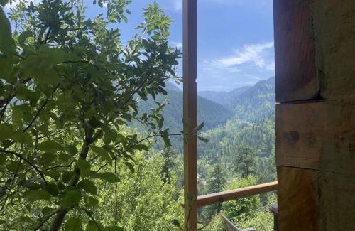 Banjar Chalet De Esquí | The Latoda forest edge duplex cottage in jibhi