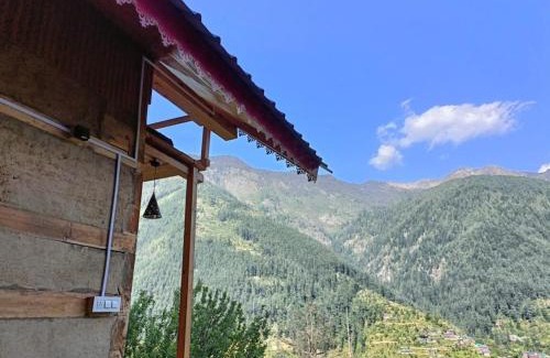 Banjar Chalet De Esquí | The Latoda forest edge duplex cottage in jibhi