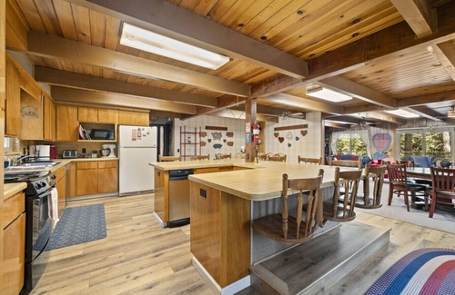 Cold Springs Cabina | The Laughing Pig – 9-Bedroom Family Cabin for 33 with Game Room, Fireplaces & Huge Outdoor Firepit