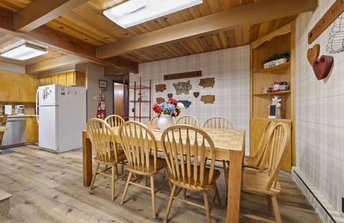 Cold Springs Cabina | The Laughing Pig – 9-Bedroom Family Cabin for 33 with Game Room, Fireplaces & Huge Outdoor Firepit