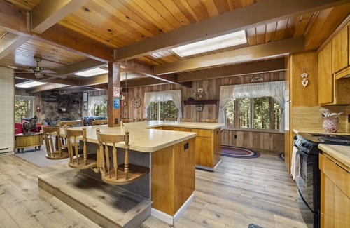 Cold Springs Cabina | The Laughing Pig – 9-Bedroom Family Cabin for 33 with Game Room, Fireplaces & Huge Outdoor Firepit